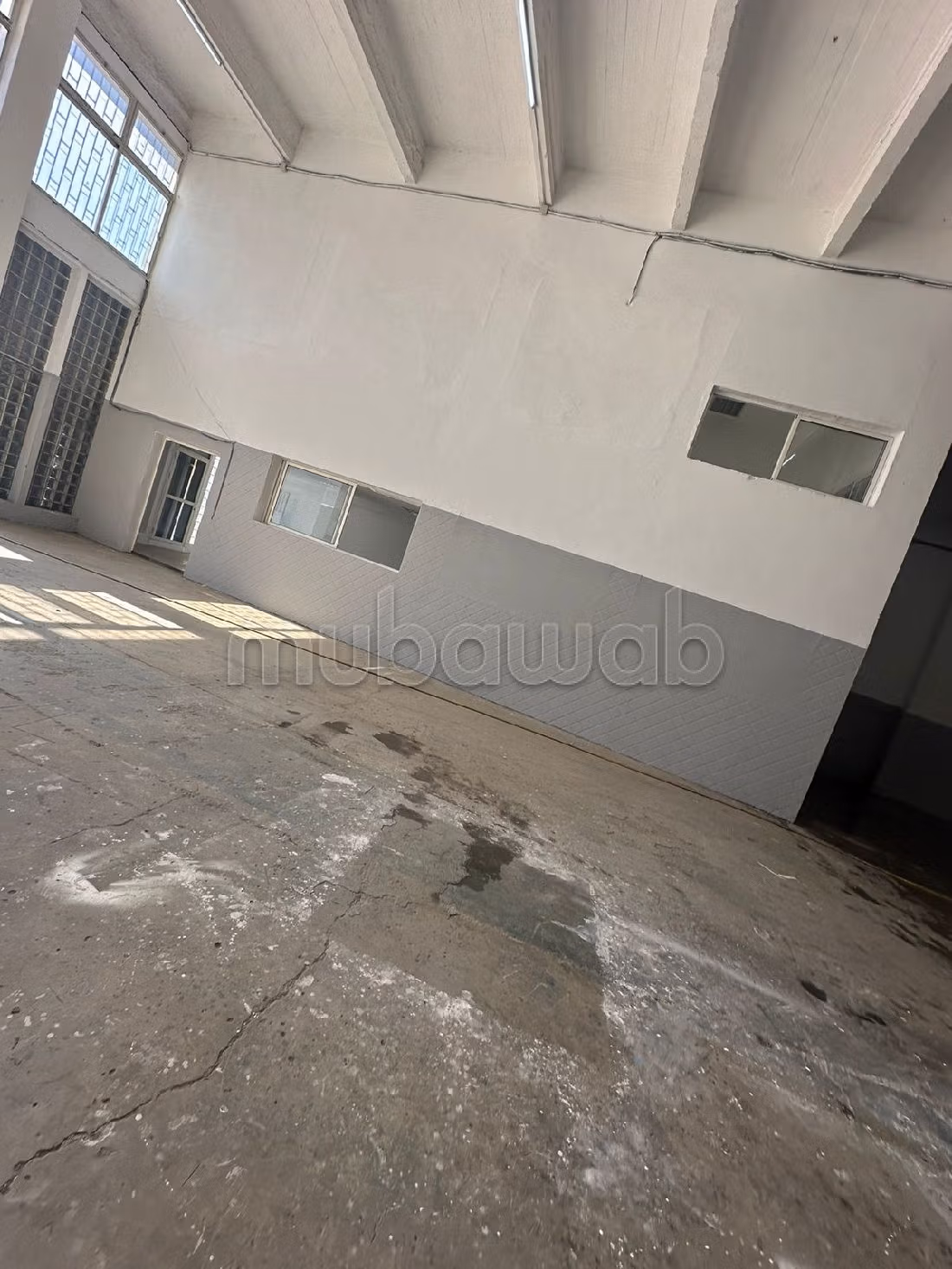 Offices & shops to rent in Aïn Sebaâ. Area of 2500 m². Caretaker service
