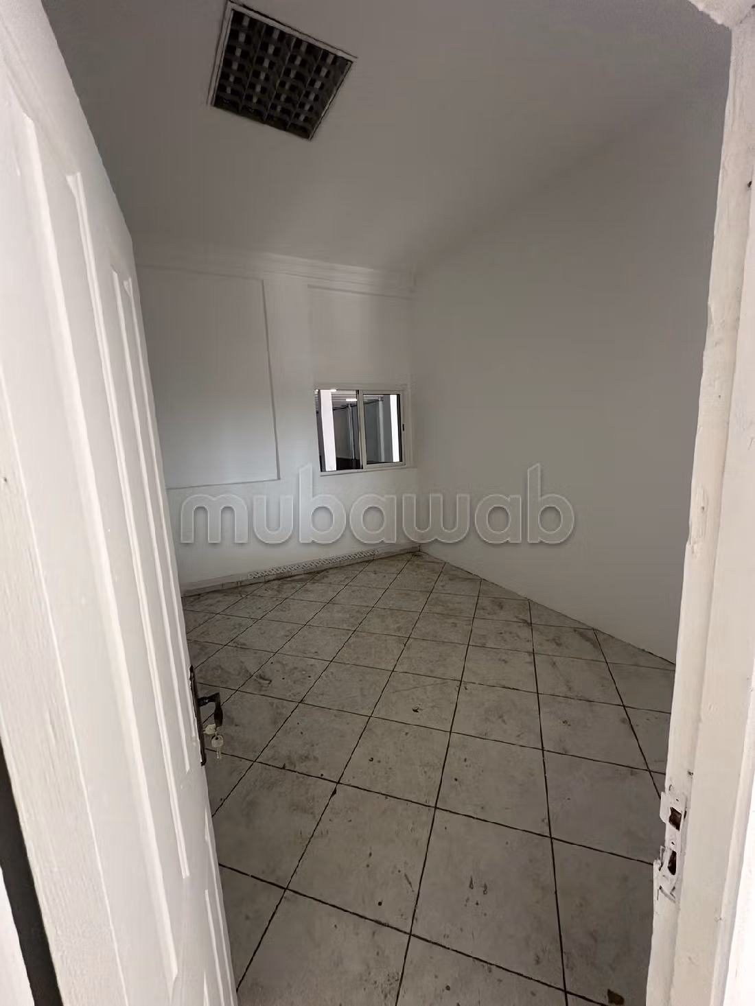 Offices & shops to rent in Aïn Sebaâ. Area of 2500 m². Caretaker service