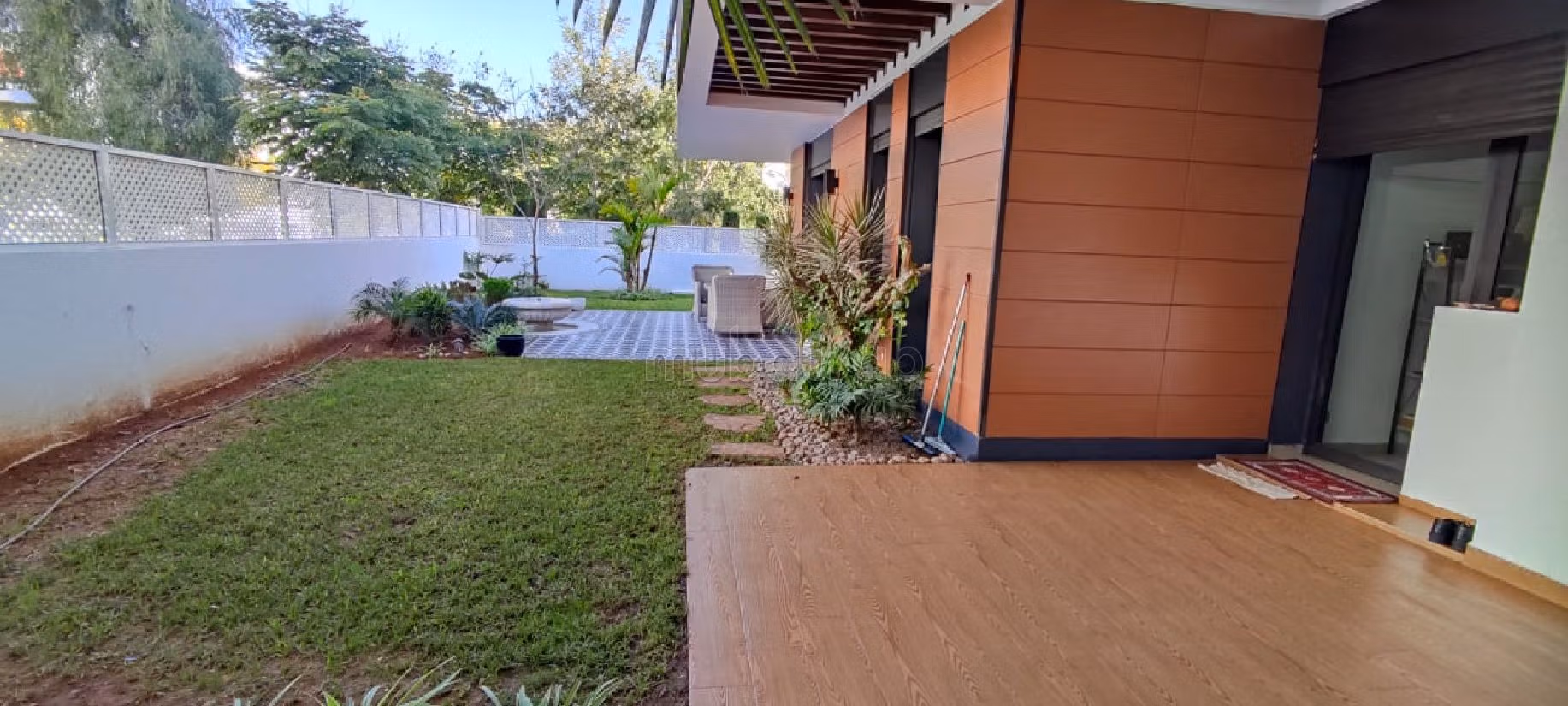 Alquila este piso en Souissi. 3 dormitorios. Bien decorado. 