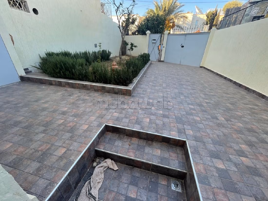 فيلا رائعة للايجار ب الشرف. 3 قطع كبيرة. شرفة وحديقة