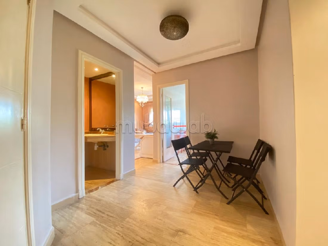 شقة جميلة للكراء بدار بوعزة. المساحة الإجمالية 75 م². مفروشة