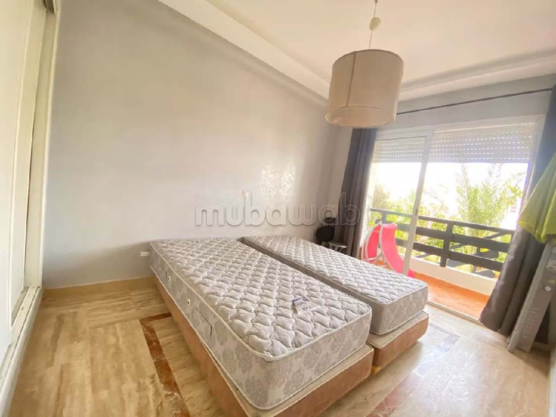 شقة جميلة للكراء بدار بوعزة. المساحة الإجمالية 75 م². مفروشة