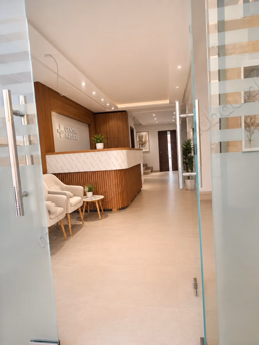 Ufficio disponibile in affitto a La Marsa. Superficie di 180 m². Finestre con doppi vetri e porta blindata. 