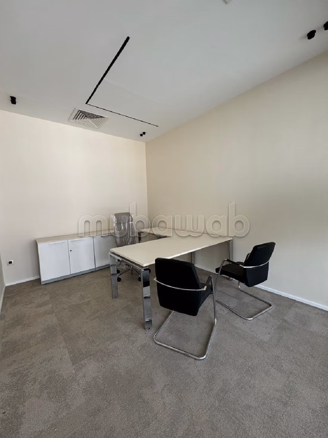 Oficinas en alquiler en Sidi Maarouf. Area 108 m². Servicio de conserjería, aire condicionado. 
