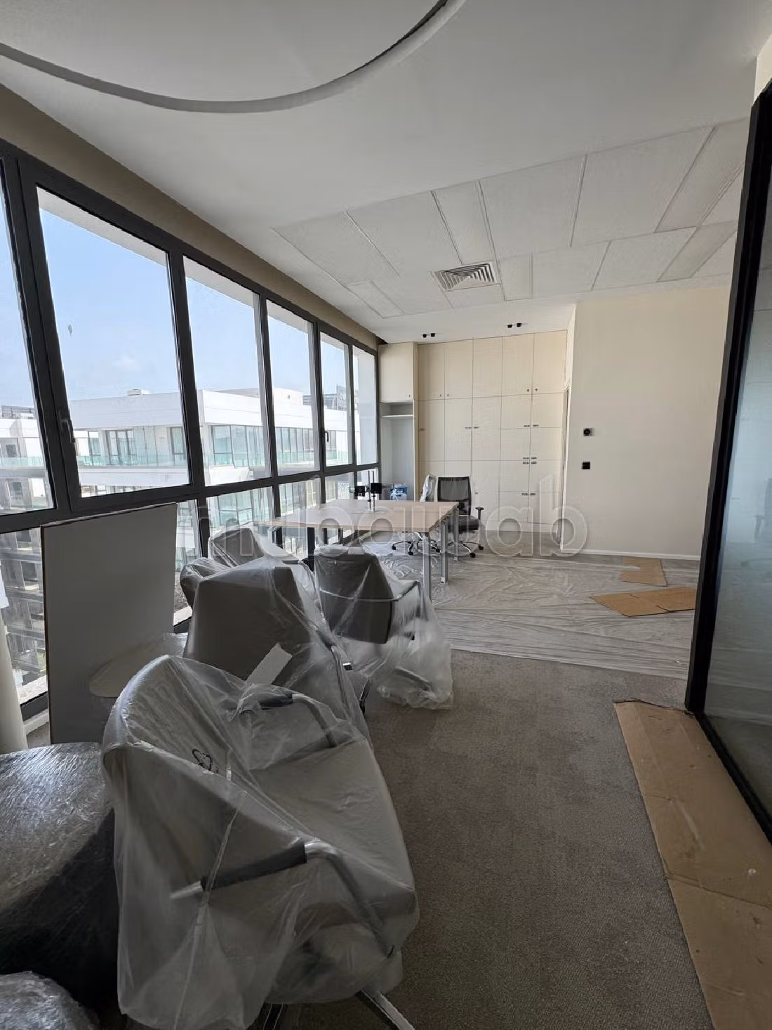 Oficinas en alquiler en Sidi Maarouf. Area 108 m². Servicio de conserjería, aire condicionado. 