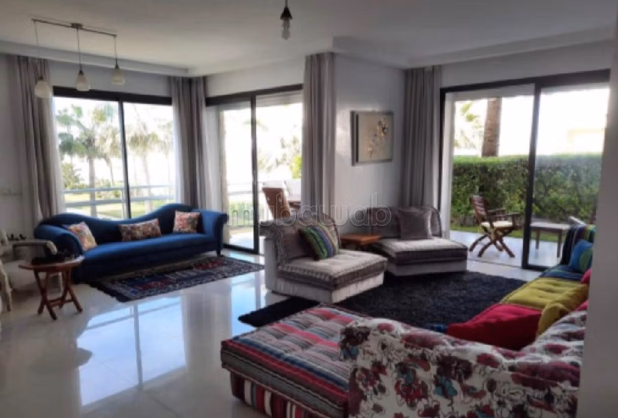 شقة جميلة للكراء بدار بوعزة. المساحة الإجمالية 155 م². مفروشة. 