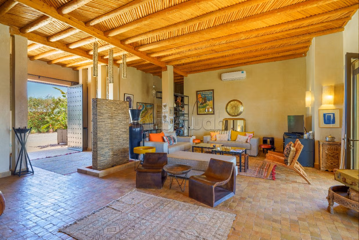 فيلا جميلة للبيع بطريق امزميز. المساحة الإجمالية 15999 م². مفروشة