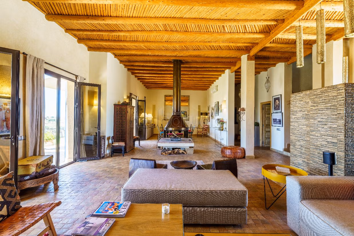 فيلا جميلة للبيع بطريق امزميز. المساحة الإجمالية 15999 م². مفروشة