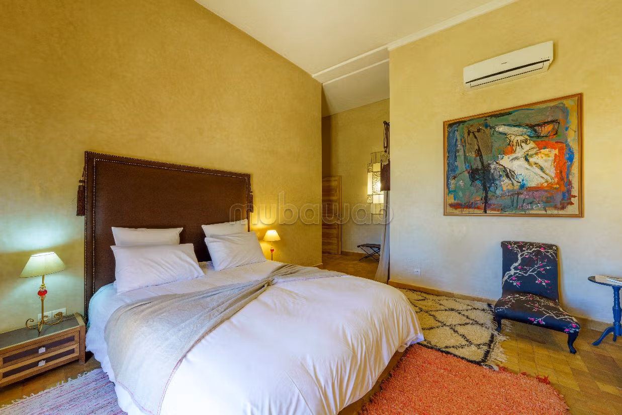 فيلا جميلة للبيع بطريق امزميز. المساحة الإجمالية 15999 م². مفروشة