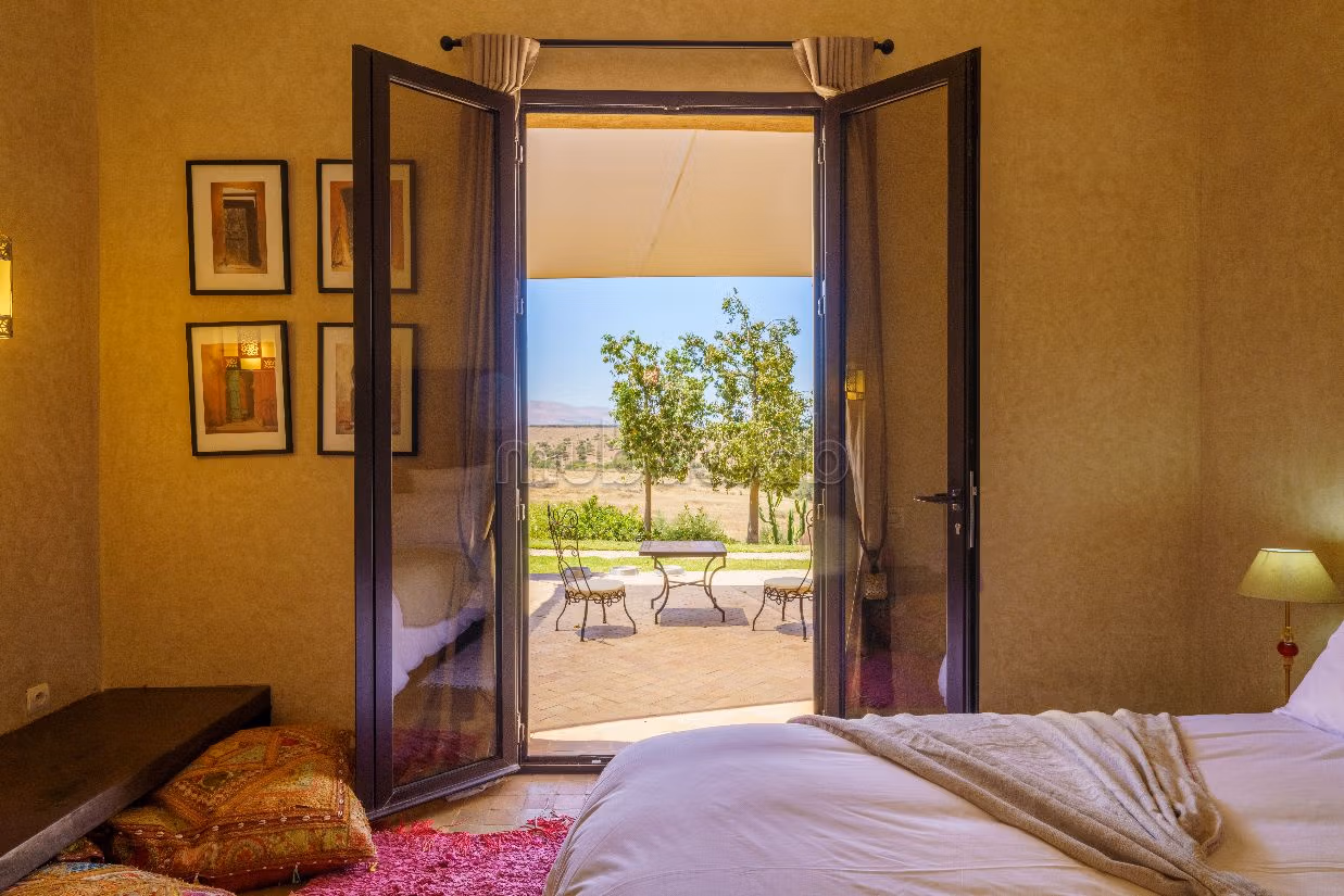 فيلا جميلة للبيع بطريق امزميز. المساحة الإجمالية 15999 م². مفروشة