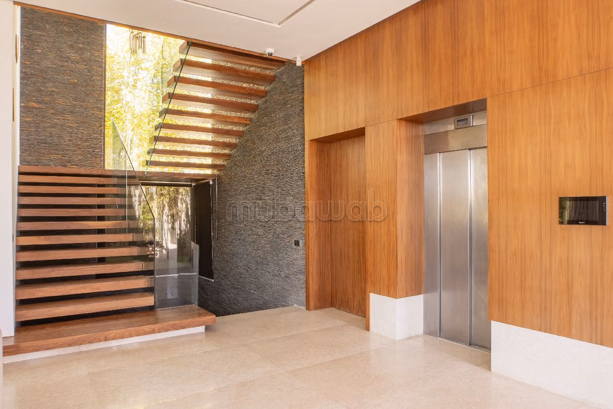 High quality house for sale in Illigh. Area of 1200 m². Terrace and lift. 