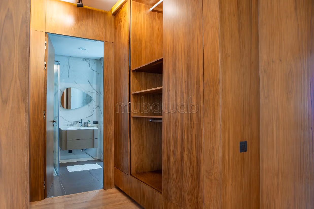 High quality house for sale in Illigh. Area of 1200 m². Terrace and lift. 