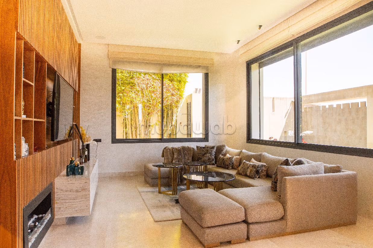 High quality house for sale in Illigh. Area of 1200 m². Terrace and lift. 