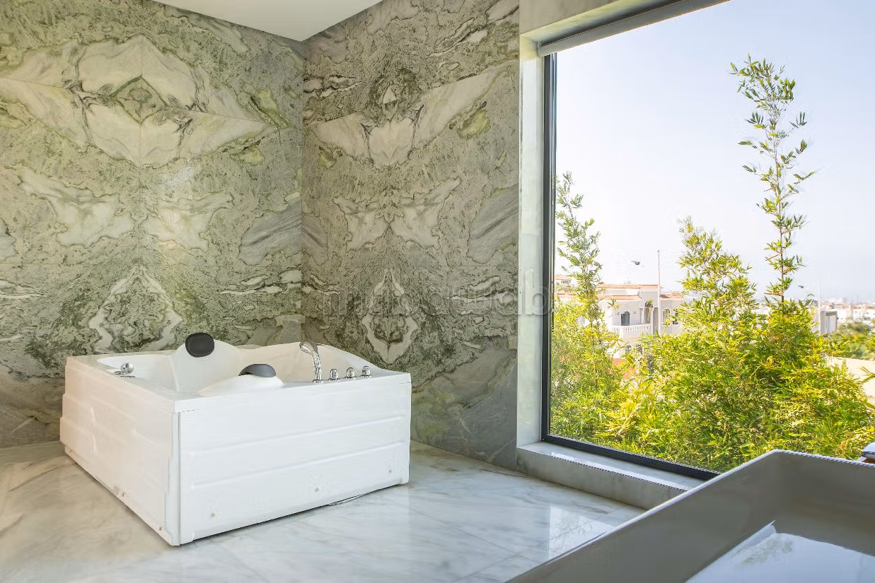 High quality house for sale in Illigh. Area of 1200 m². Terrace and lift. 