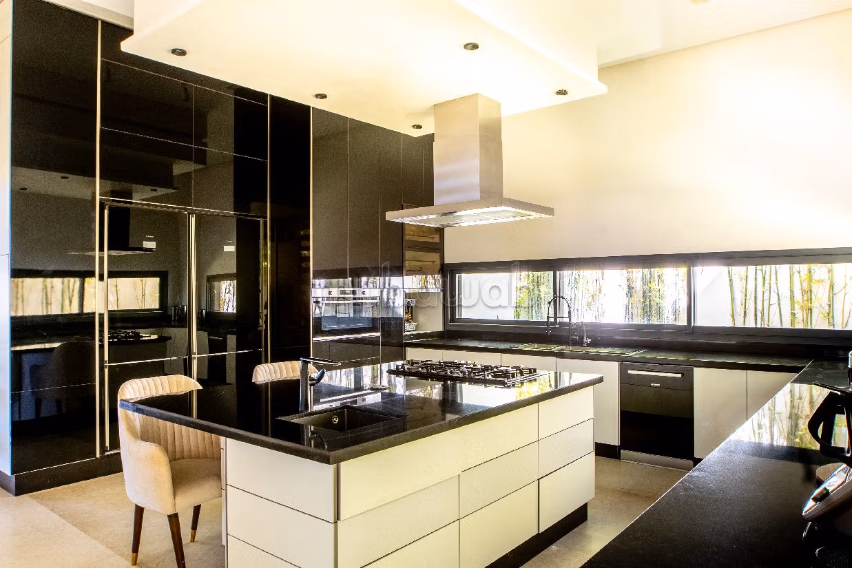 High quality house for sale in Illigh. Area of 1200 m². Terrace and lift. 