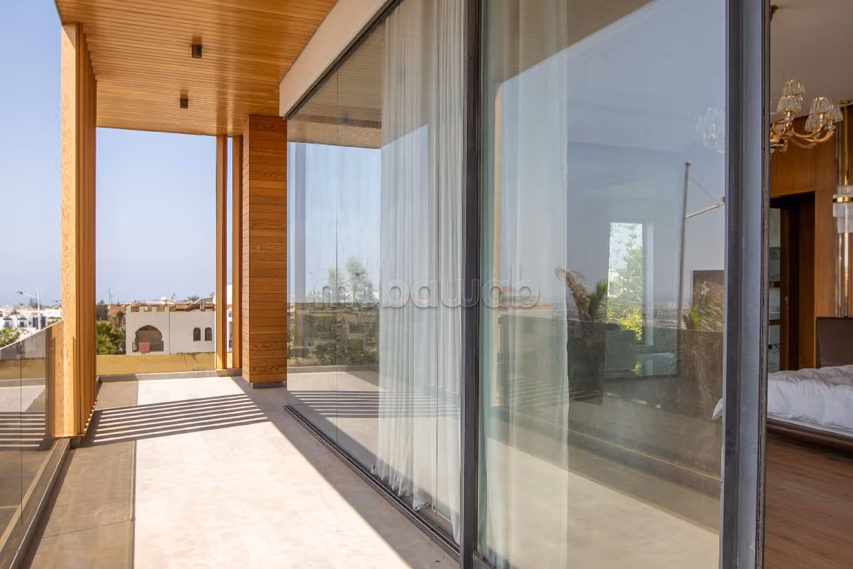 High quality house for sale in Illigh. Area of 1200 m². Terrace and lift. 