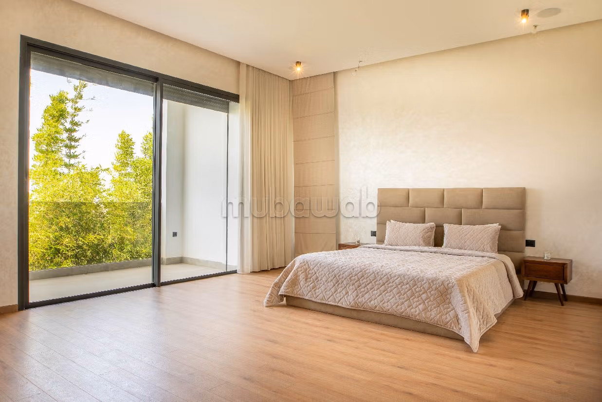 High quality house for sale in Illigh. Area of 1200 m². Terrace and lift. 