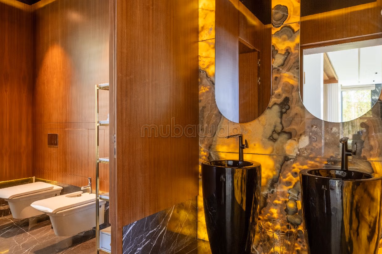 High quality house for sale in Illigh. Area of 1200 m². Terrace and lift. 