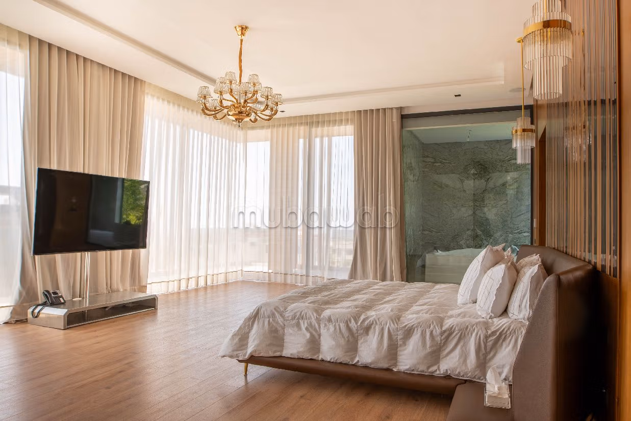 High quality house for sale in Illigh. Area of 1200 m². Terrace and lift. 