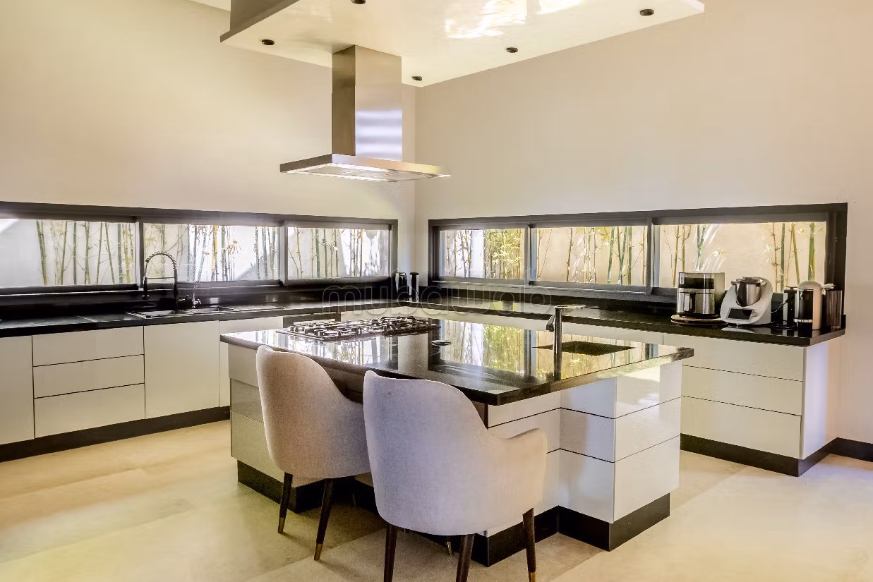 High quality house for sale in Illigh. Area of 1200 m². Terrace and lift. 