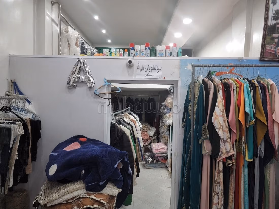 Local commercial à vendre à Manar. Surface de 48 m². Résidence avec concierge. 