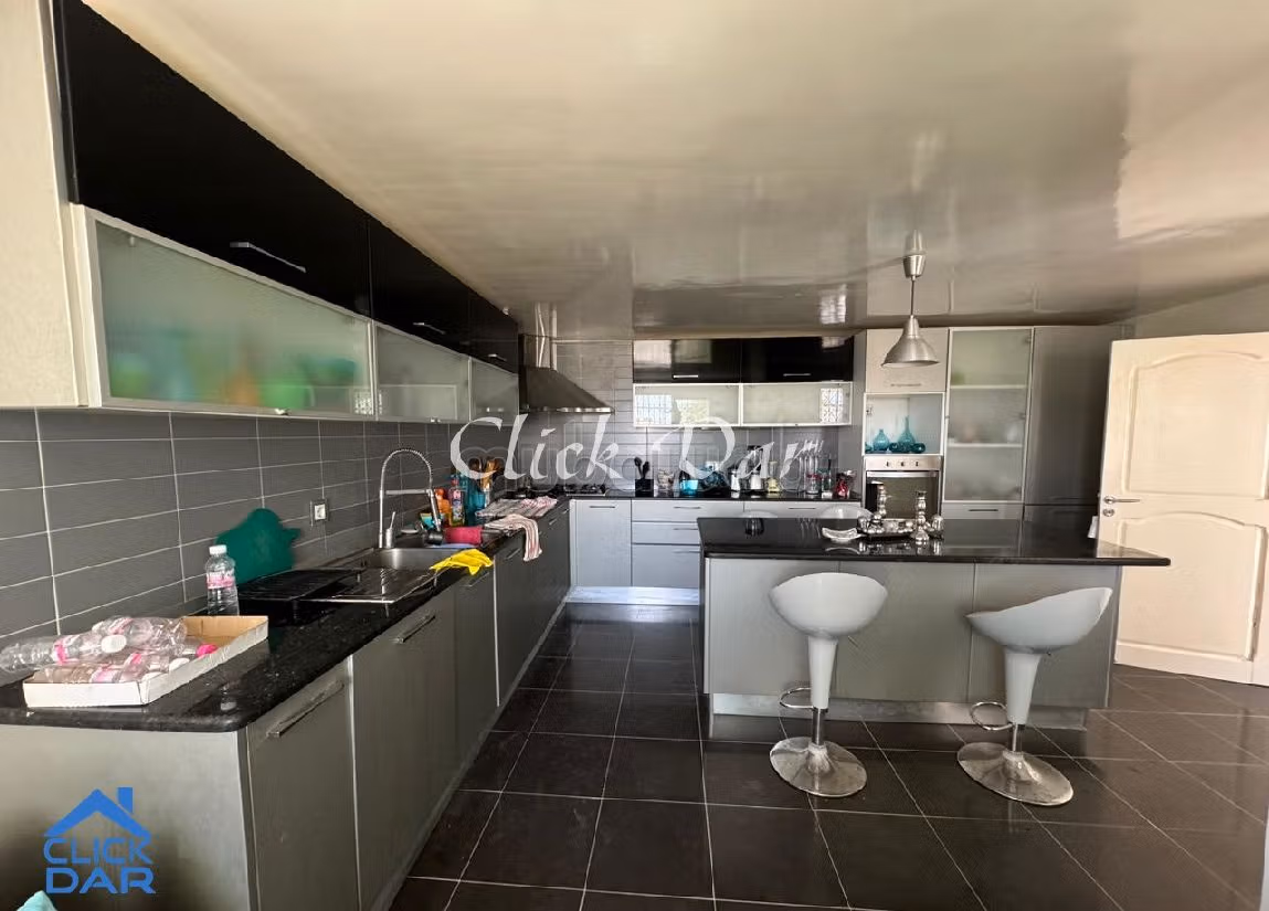 Splendid villa for sale in Hammamet Nord. 9 large living areas. Parking spaces and terrace. 