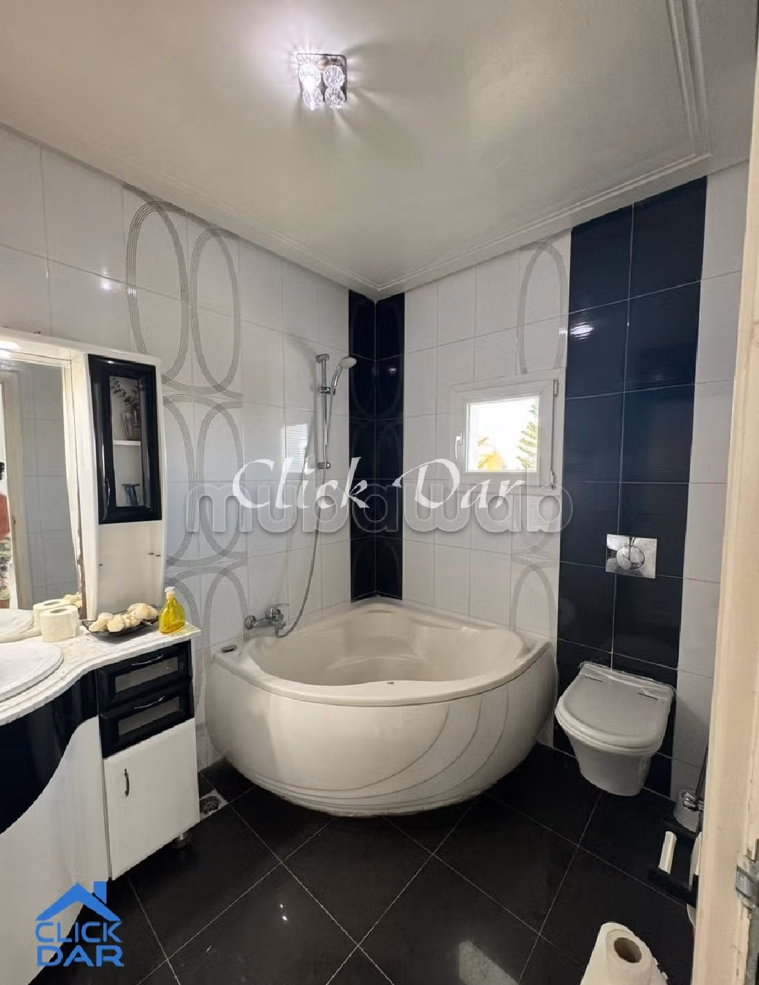 Splendid villa for sale in Hammamet Nord. 9 large living areas. Parking spaces and terrace. 