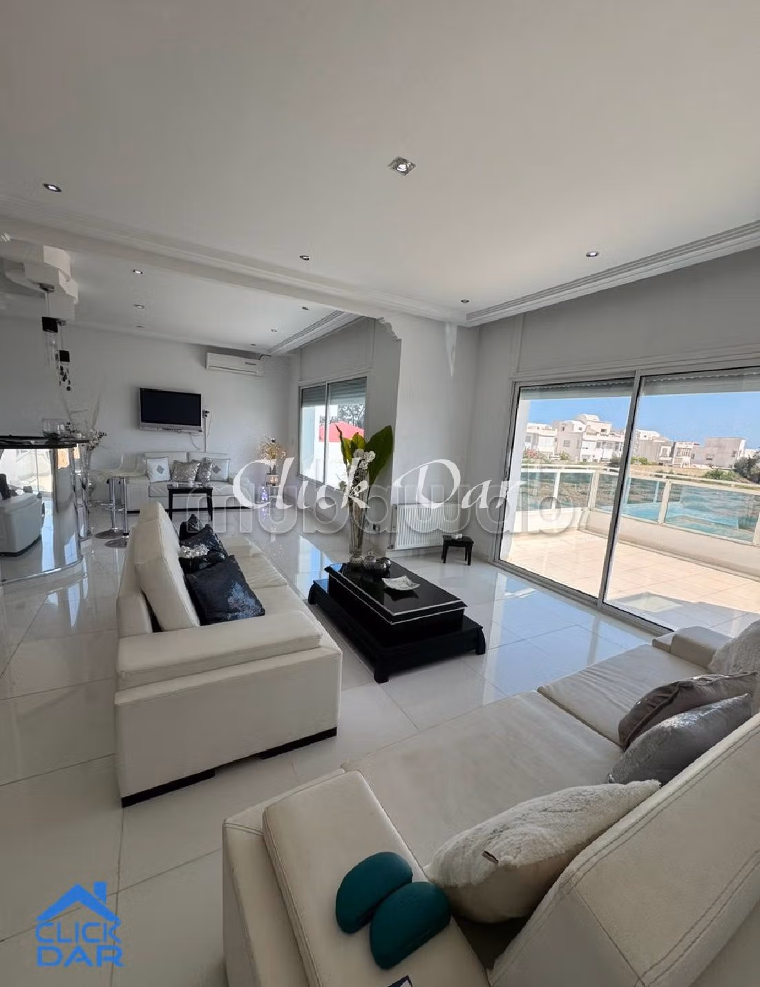 Splendid villa for sale in Hammamet Nord. 9 large living areas. Parking spaces and terrace. 