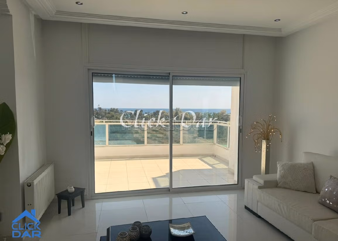 Splendid villa for sale in Hammamet Nord. 9 large living areas. Parking spaces and terrace. 