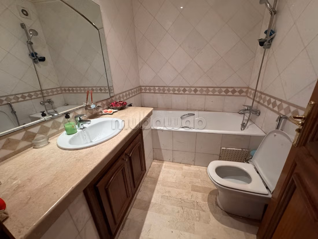 Splendido appartamento da acquistare a Maârif. Superficie di 178 m². Ascensore e posto auto