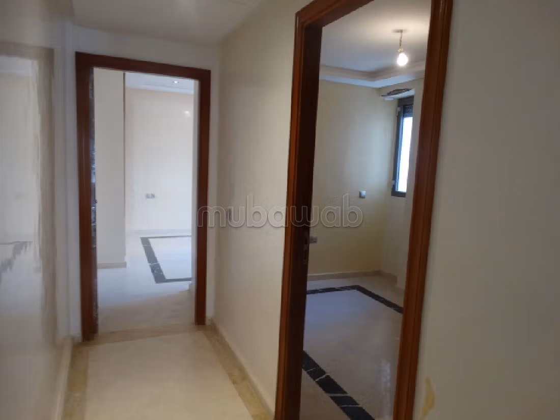 Splendido appartamento da acquistare a Maârif. 2 ampi locali. Porta blindata, antenna parabolica