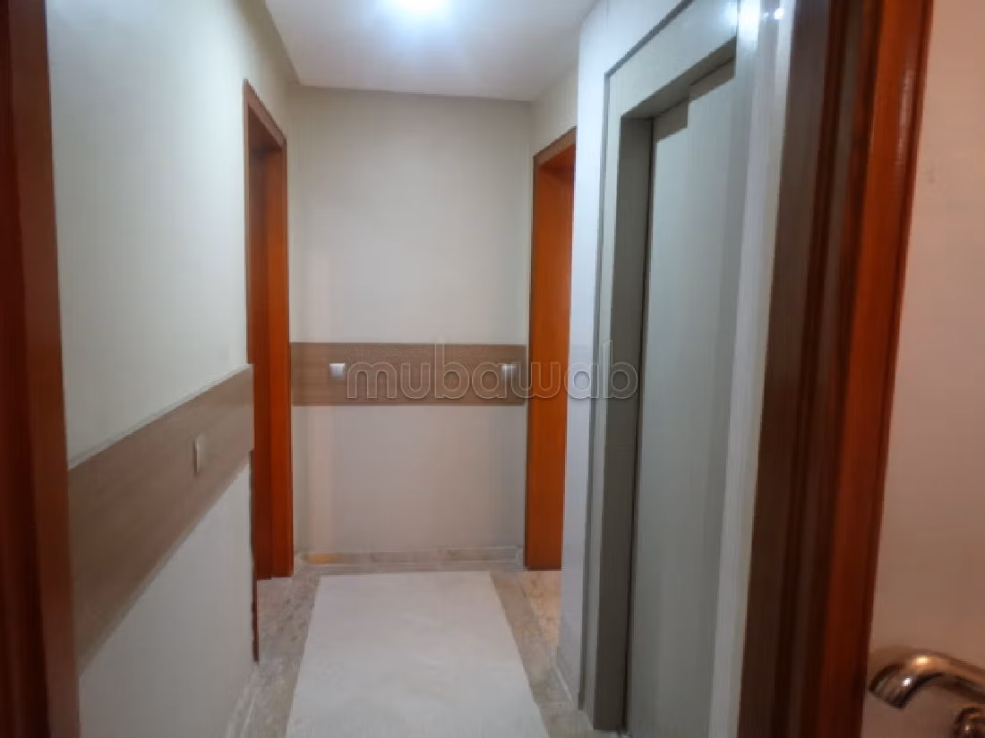 Splendido appartamento da acquistare a Maârif. 2 ampi locali. Porta blindata, antenna parabolica