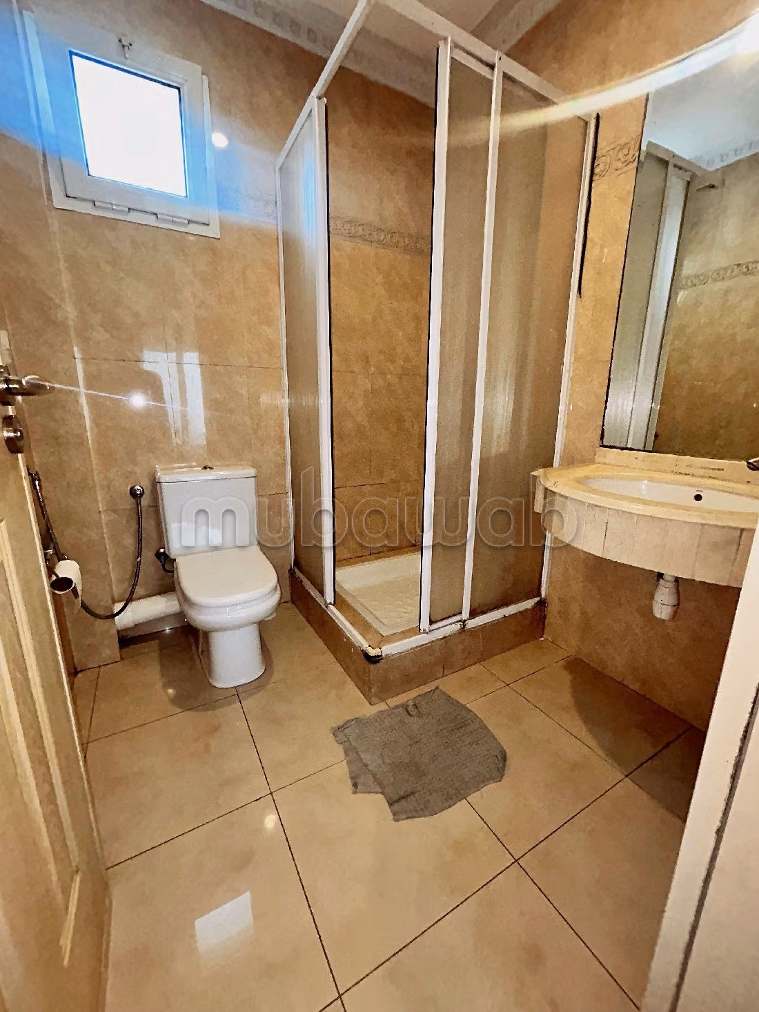 Bonito piso en alquiler en Racine. Area 78 m². Completamente amueblado. 