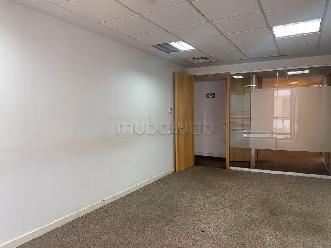 Offices for rent in Gauthier. Dimension 247 m². Caretaker service available, General air conditioning