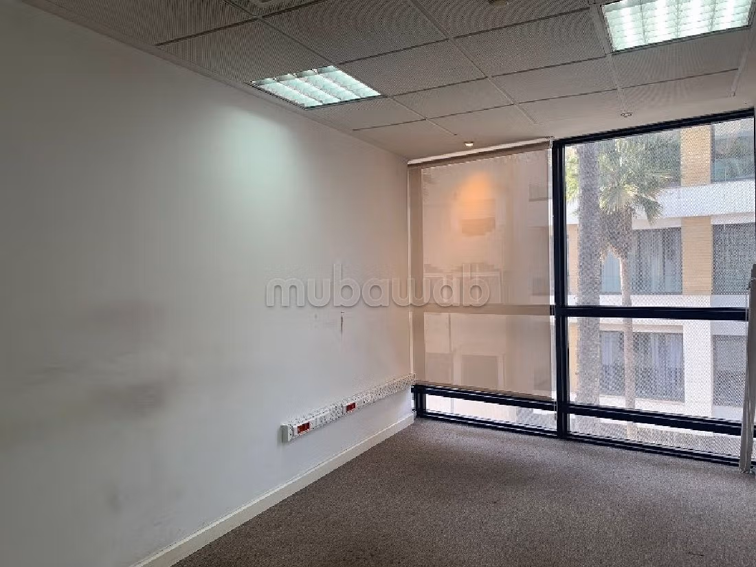 Offices for rent in Gauthier. Dimension 247 m². Caretaker service available, General air conditioning