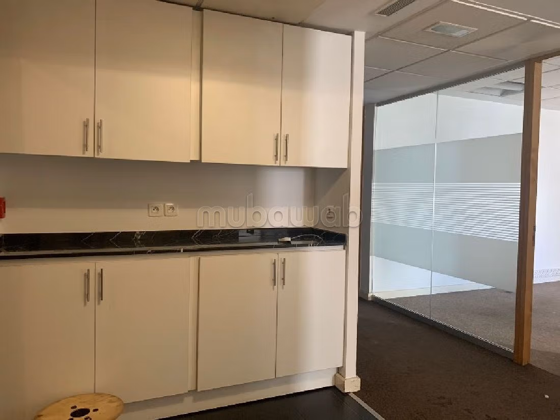 Offices for rent in Gauthier. Dimension 247 m². Caretaker service available, General air conditioning