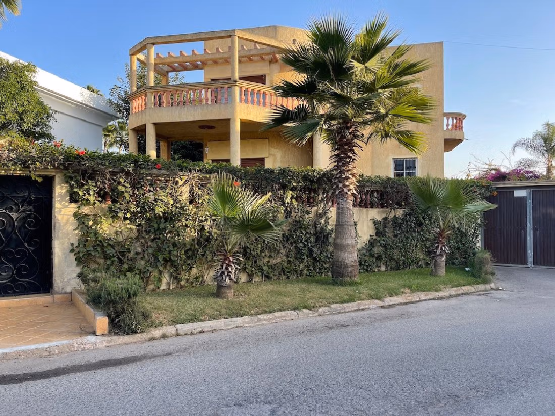 Magnífica villa en venta en La Siesta. Area 703 m². Espacios verdes, Balcón