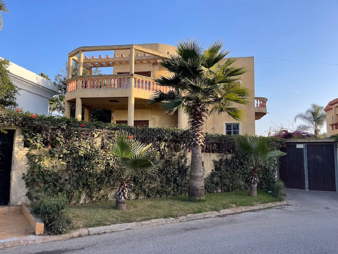 Magnífica villa en venta en La Siesta. Area 703 m². Espacios verdes, Balcón