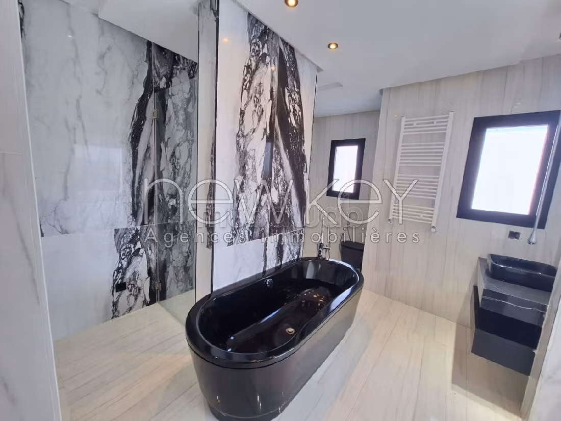 Proprietà in vendita a La Marsa. Superficie di 410 m². Casa con piscina. 