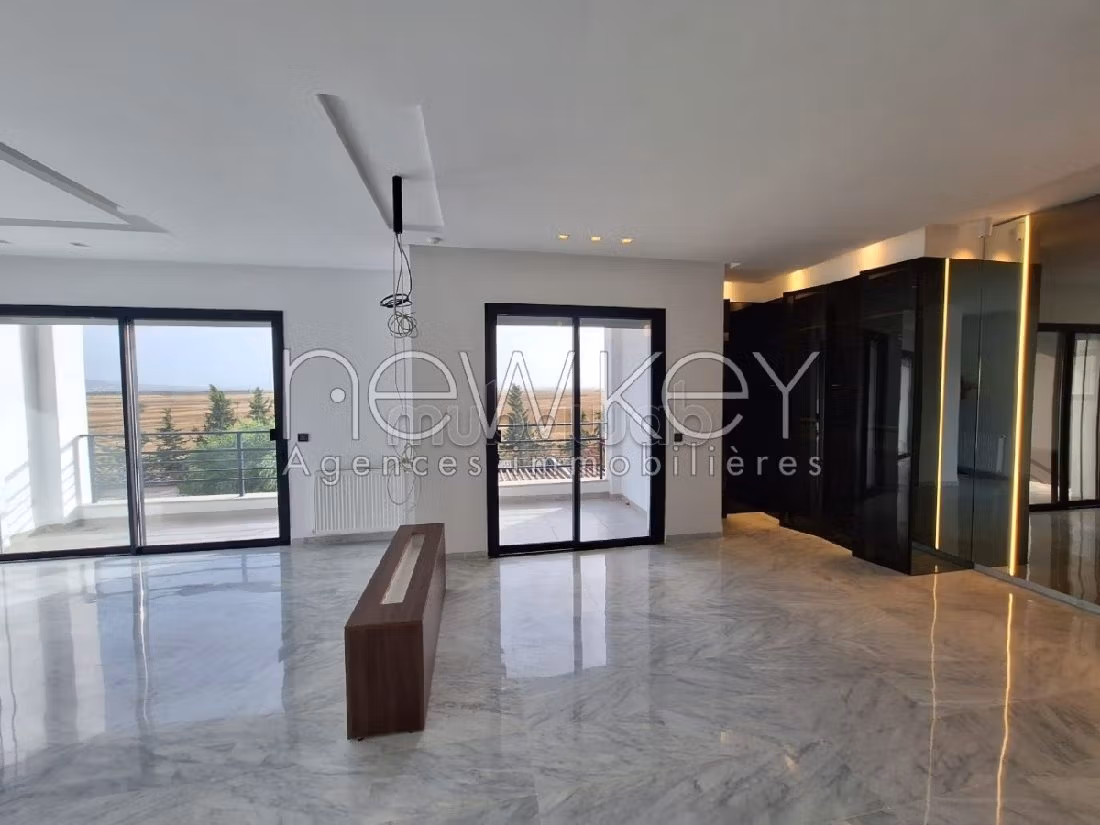 Proprietà in vendita a La Marsa. Superficie di 410 m². Casa con piscina. 