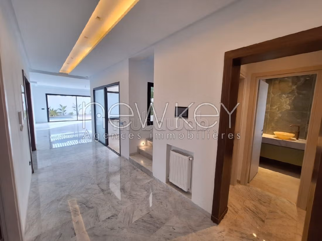 Proprietà in vendita a La Marsa. Superficie di 410 m². Casa con piscina. 