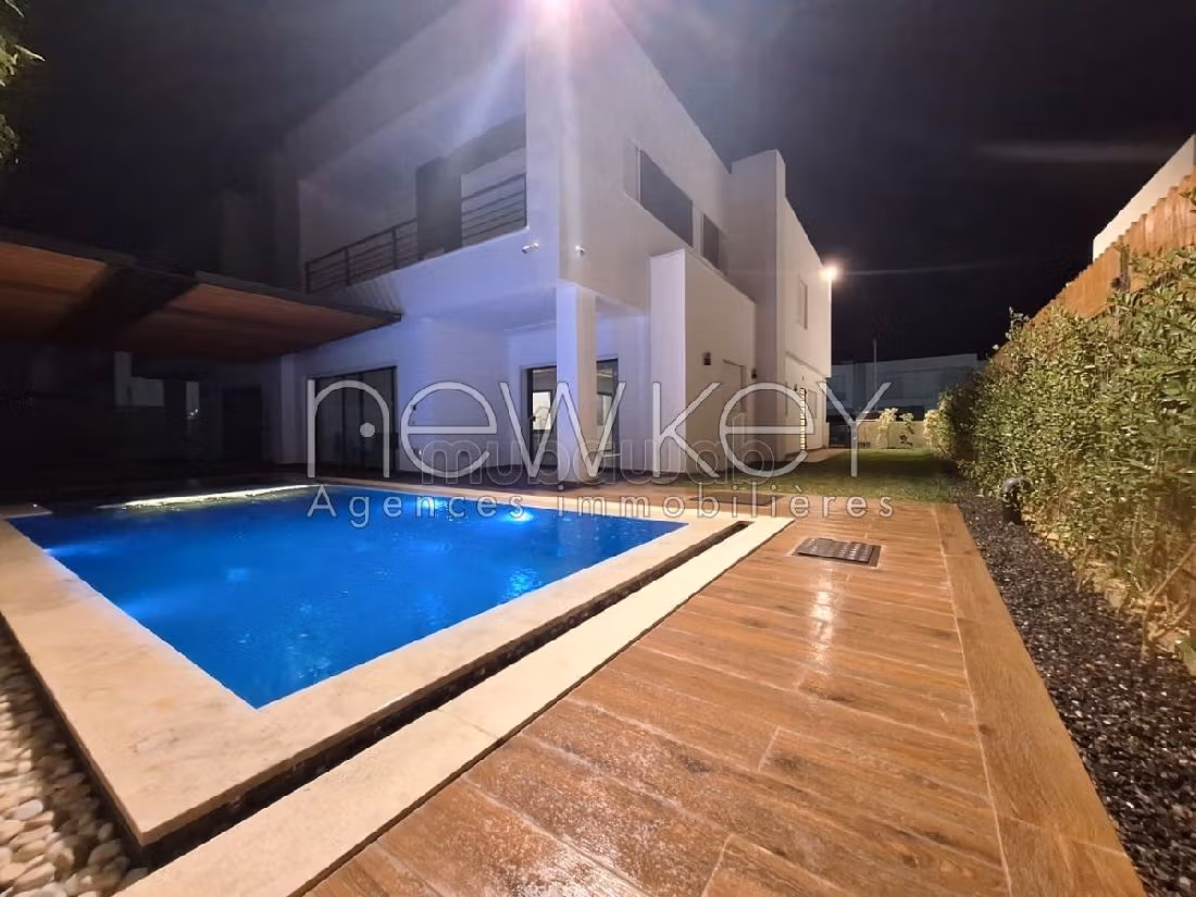 Proprietà in vendita a La Marsa. Superficie di 410 m². Casa con piscina. 
