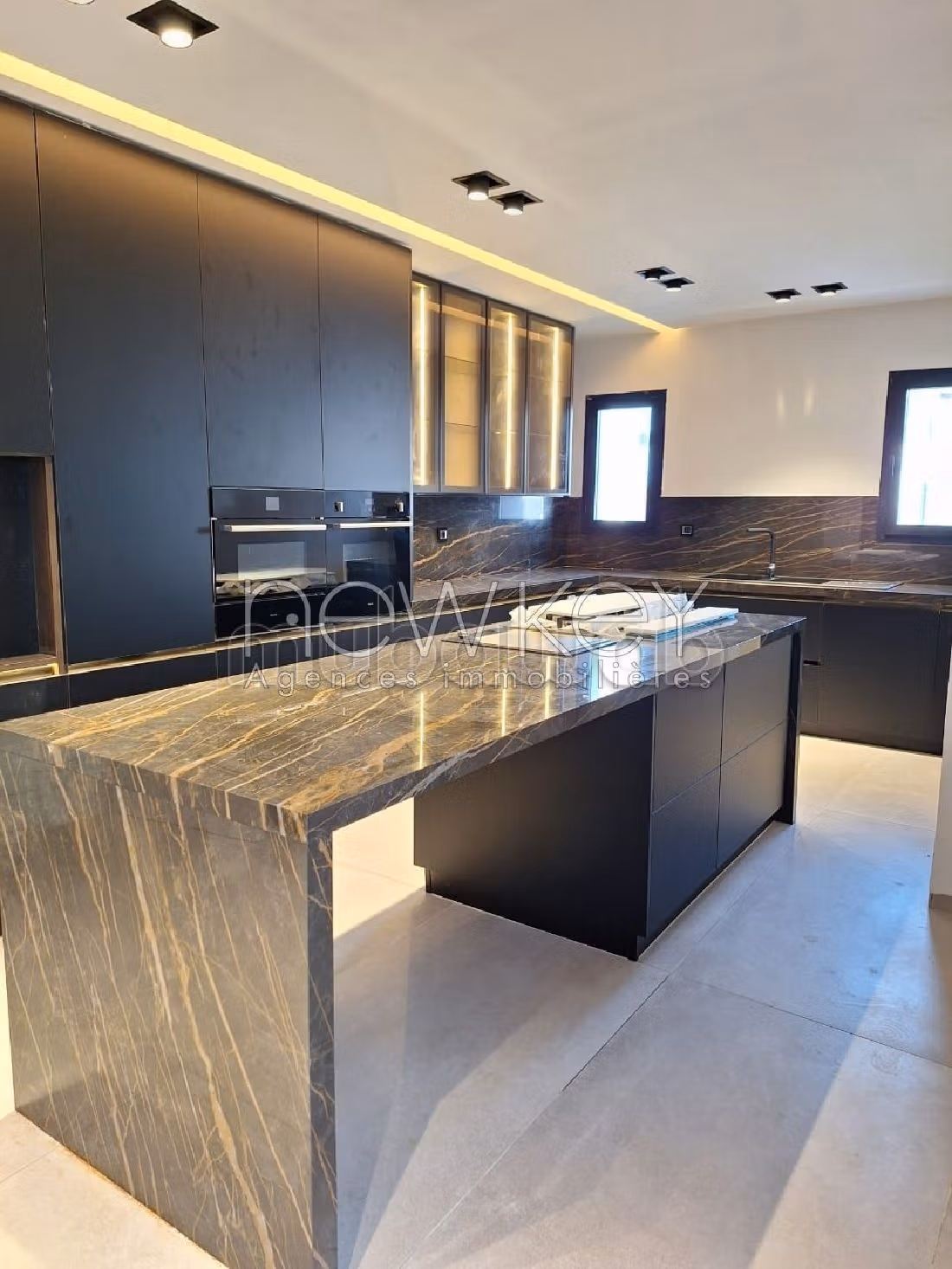 Proprietà in vendita a La Marsa. Superficie di 410 m². Casa con piscina. 