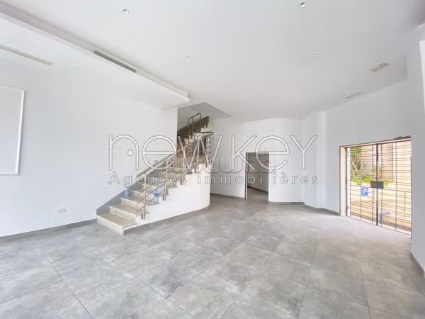 Offices for rent in Les Berges Du Lac 2. Total area 140 m². Private car park