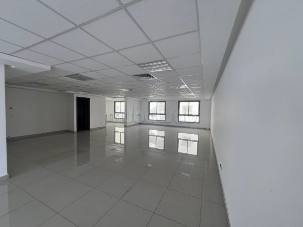 Ufficio da affittare a Bourgogne Ouest. Superficie di 105 m². Porta blindata e riscaldamento centralizzato. 