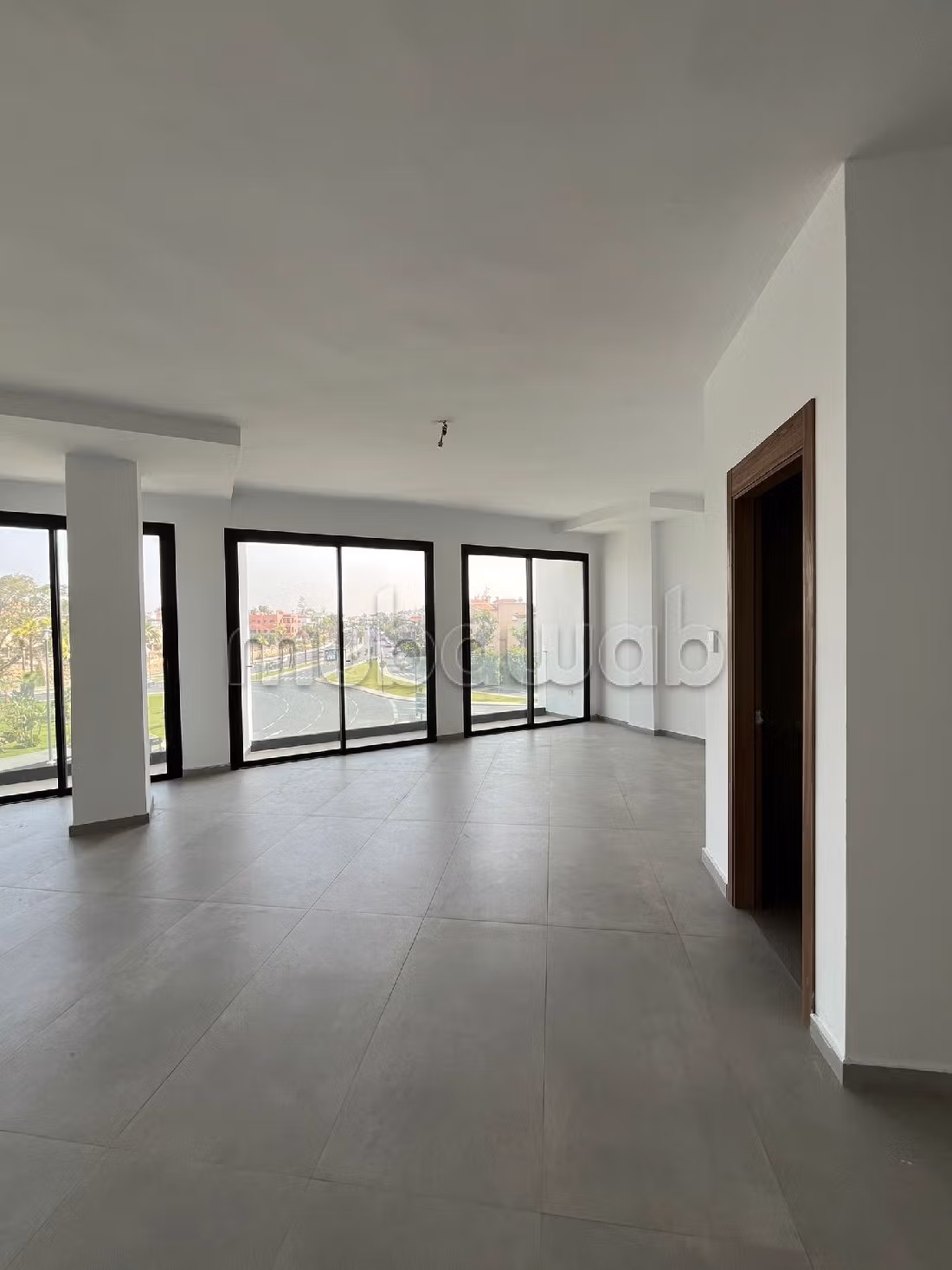 Offices for rent in Ain Chock. Dimension 79 m². Robust door, Residence with security