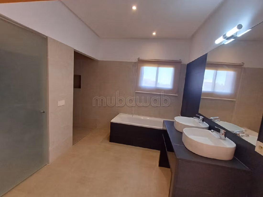 Beautiful villa for rent in Route Casablanca. 5 comfortable rooms. General Satellite Dish, Secured neighbourhood