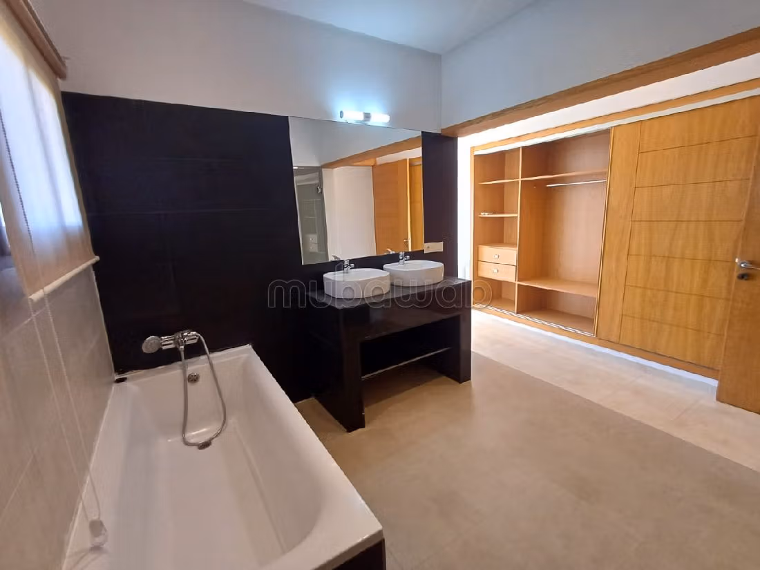 Beautiful villa for rent in Route Casablanca. 5 comfortable rooms. General Satellite Dish, Secured neighbourhood