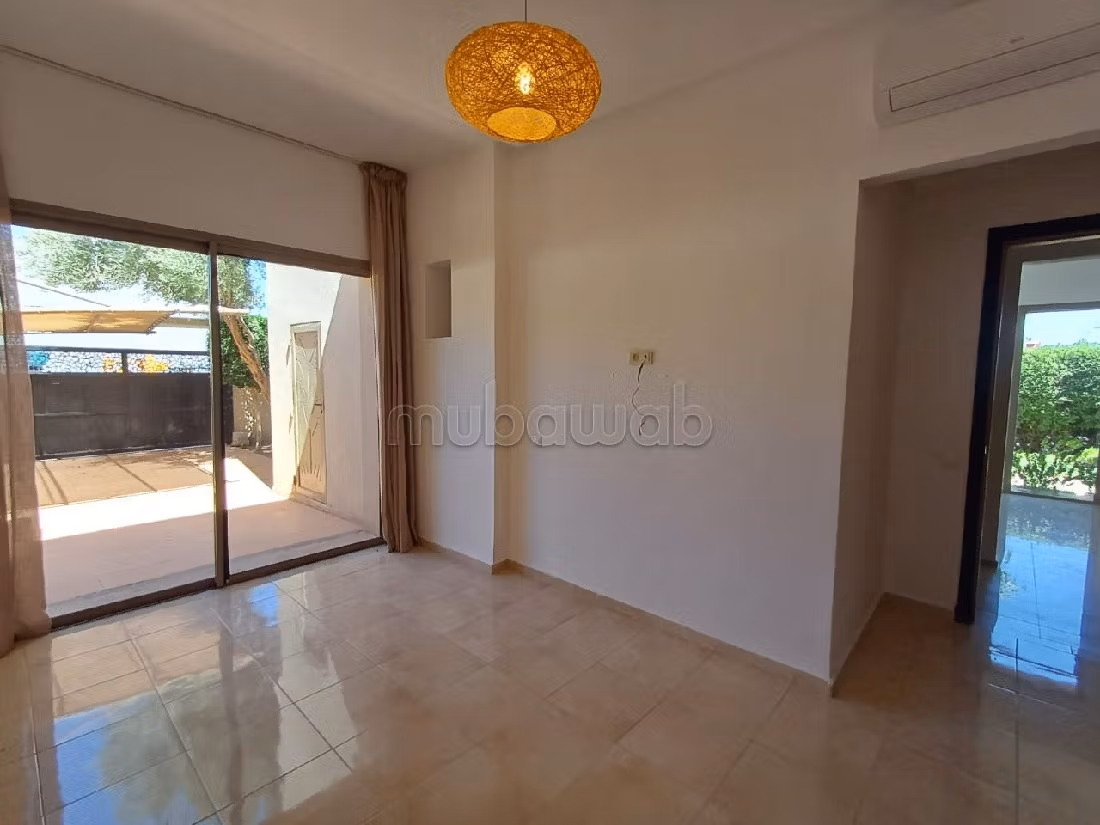 Beautiful villa for rent in Route Casablanca. 5 comfortable rooms. General Satellite Dish, Secured neighbourhood