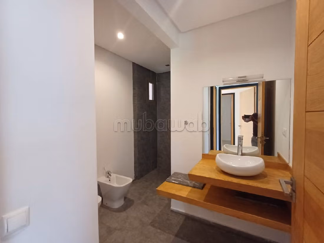 Beautiful villa for rent in Route Casablanca. 5 comfortable rooms. General Satellite Dish, Secured neighbourhood